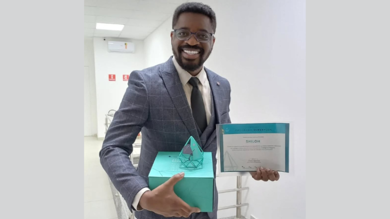 Oluwatosin Tolulope Ajidahun aborda o impacto da idade materna e paterna na fertilidade e na saúde do bebê.