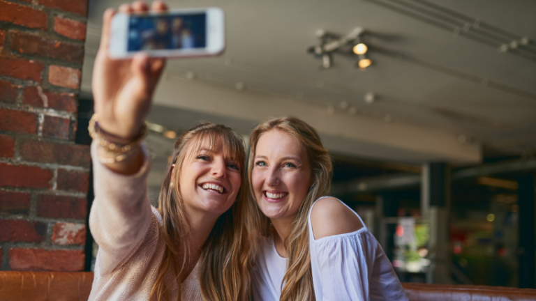 O que é ‘biscoitar’? Entenda o termo e os riscos psicológicos da exposição em excesso nas redes sociais