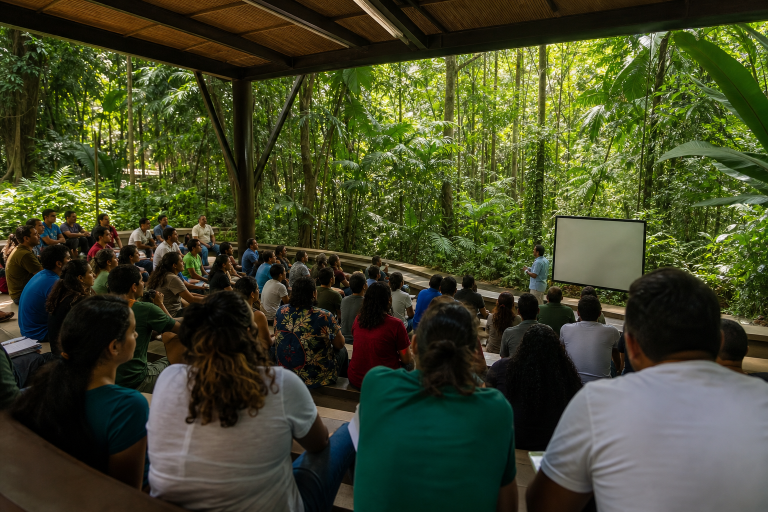 Manaus terá encontro internacional sobre inovação e tecnologia na Amazônia Auditório da Ciência do INPA cercado pela vegetação do Bosque da Ciência, em Manaus